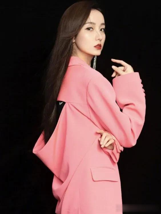 她本是杨幂的助理,却因颜值太高被导演相中,从此一飞冲天