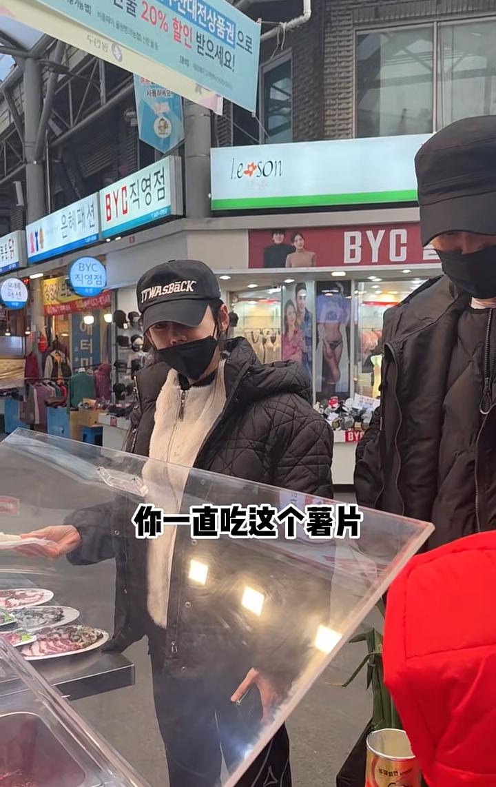 秋瓷炫带娃老公回娘家,逛菜市一路吃,打扮朴素无人认,大海累趴