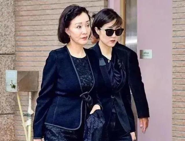 何莉莉：赶走3任情妇就是不离婚，花44年熬死老公，独享70亿遗产