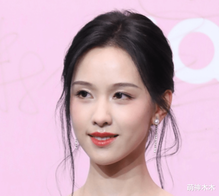 尖叫之夜红毯生图：刘诗诗头发遮面不敢露全脸，李沁圆润变成熟