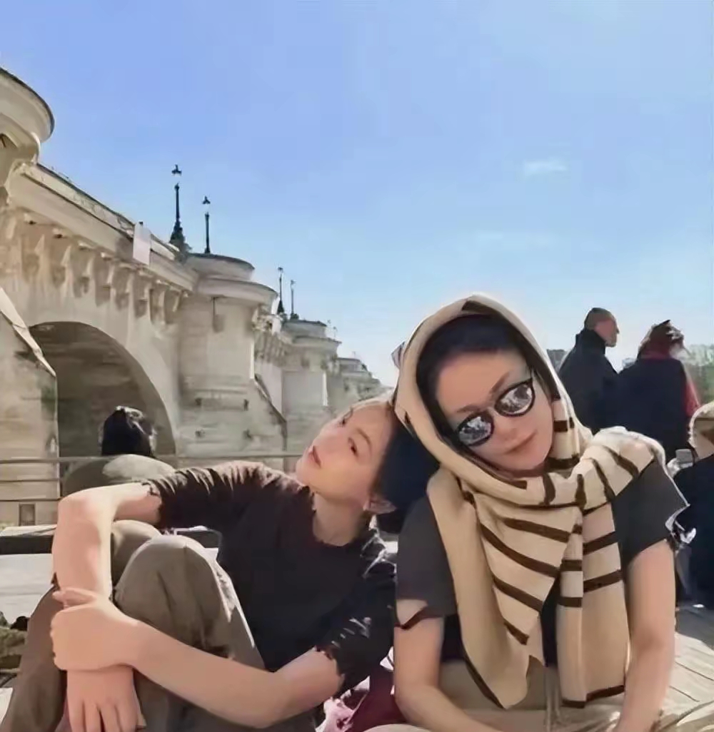 王菲18岁女儿晒自拍,李嫣画烟熏妆看不出唇腭裂,美得好有高级感