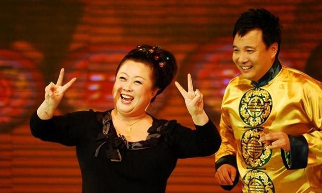 57岁女演员包养20岁小鲜肉,公开秀恩爱,以妈咪儿子互称！