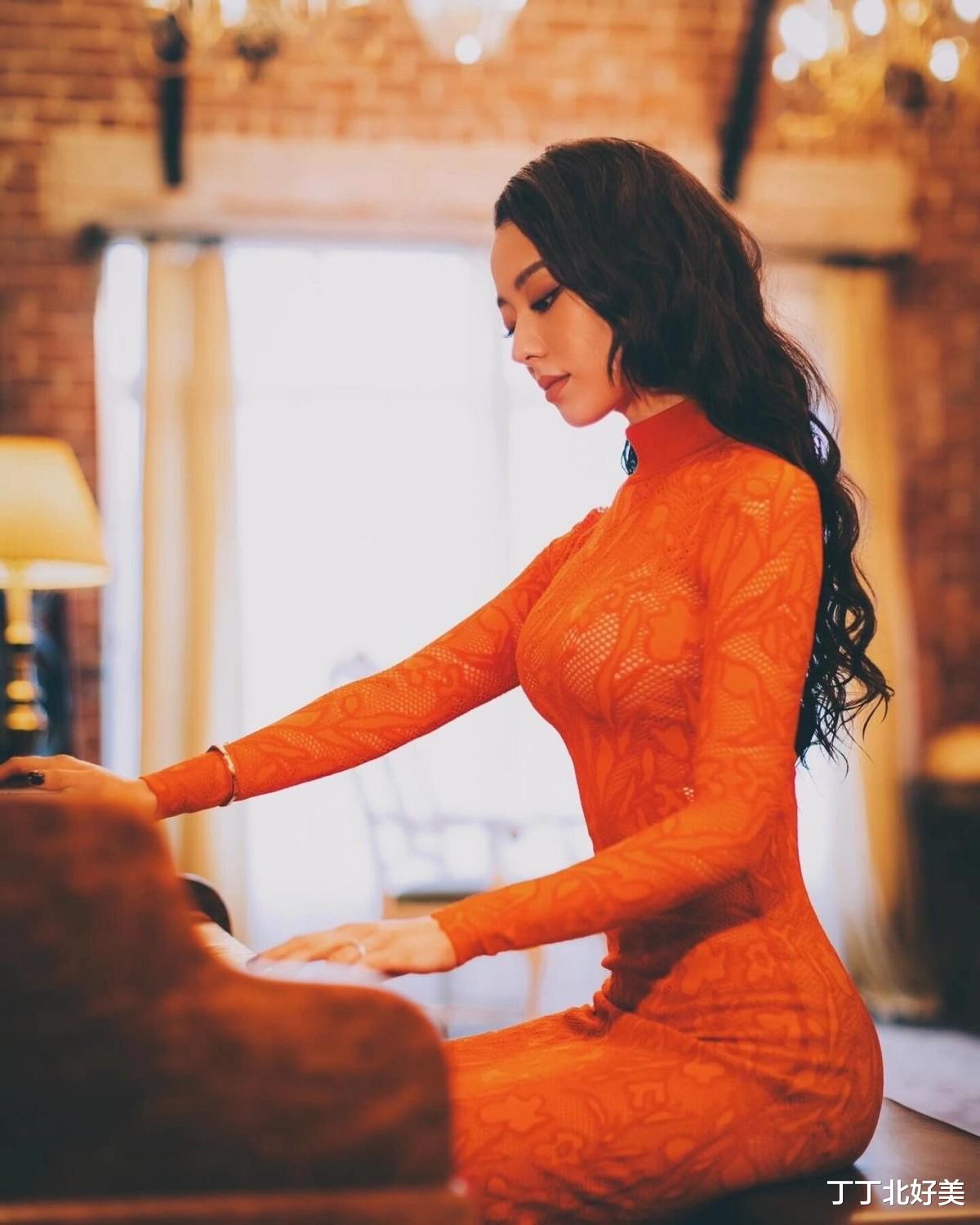 郎朗娇妻吉娜带火了一种新穿法:无痕打底衫+短裙,29岁又美又欲