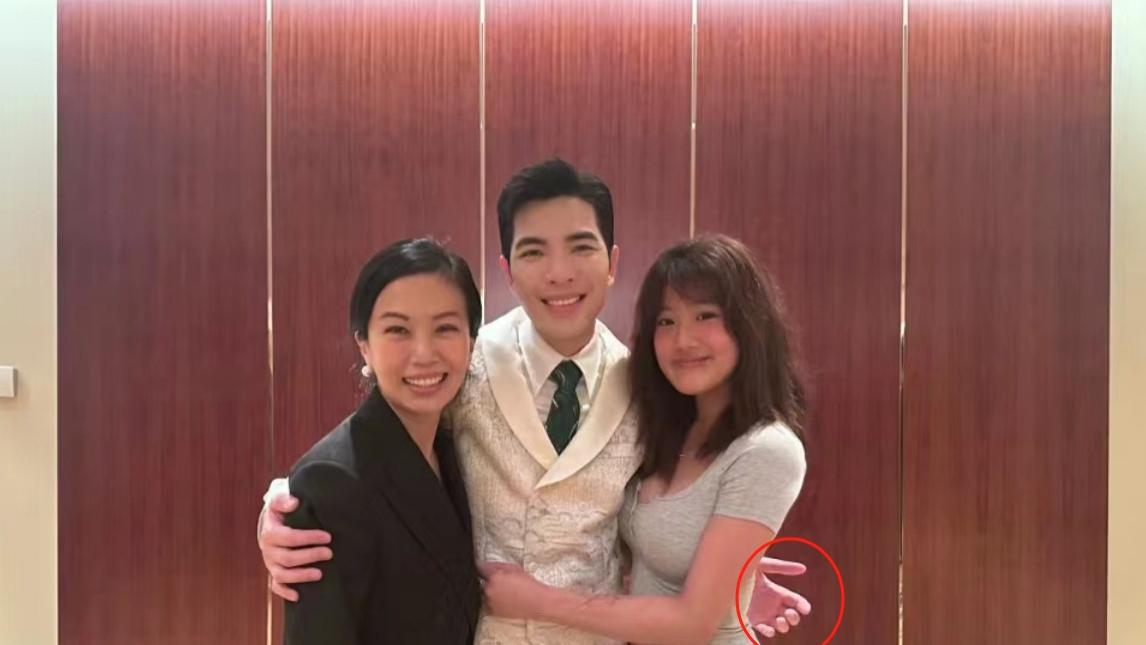 贾静雯长女捧场萧敬腾音乐剧，穿辣妹装拥抱干爹，老萧绅士手获赞