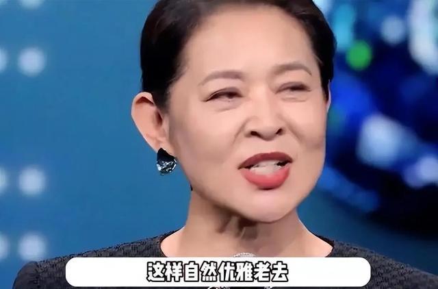 65岁倪萍模样大变疑整容,苹果肌明显两大坨,下巴又尖又长变年轻