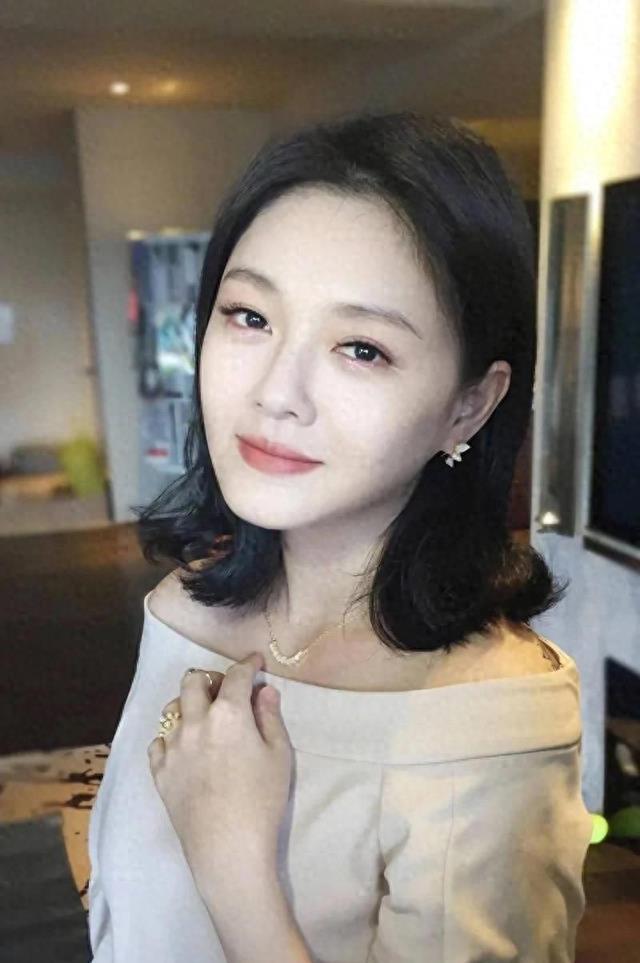 已揭晓：全程陪伴大S儿女送骨灰的神秘人物是谁？