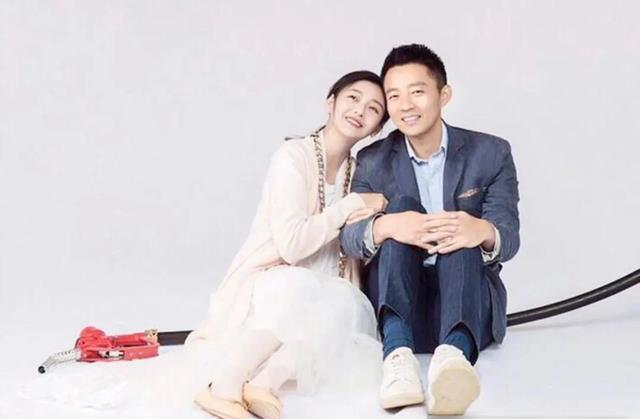 泪目！大S孩子一直拿着她剩下的半块饼干