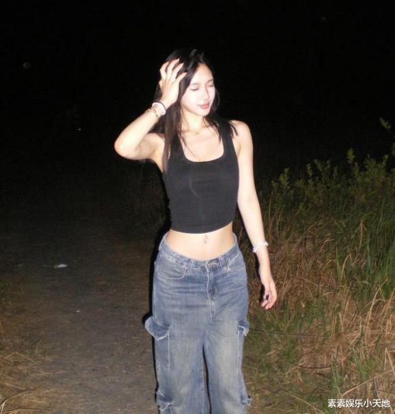 小S大女儿变胖了,深夜在荒地里秀身材,耳朵上打了6个耳钉