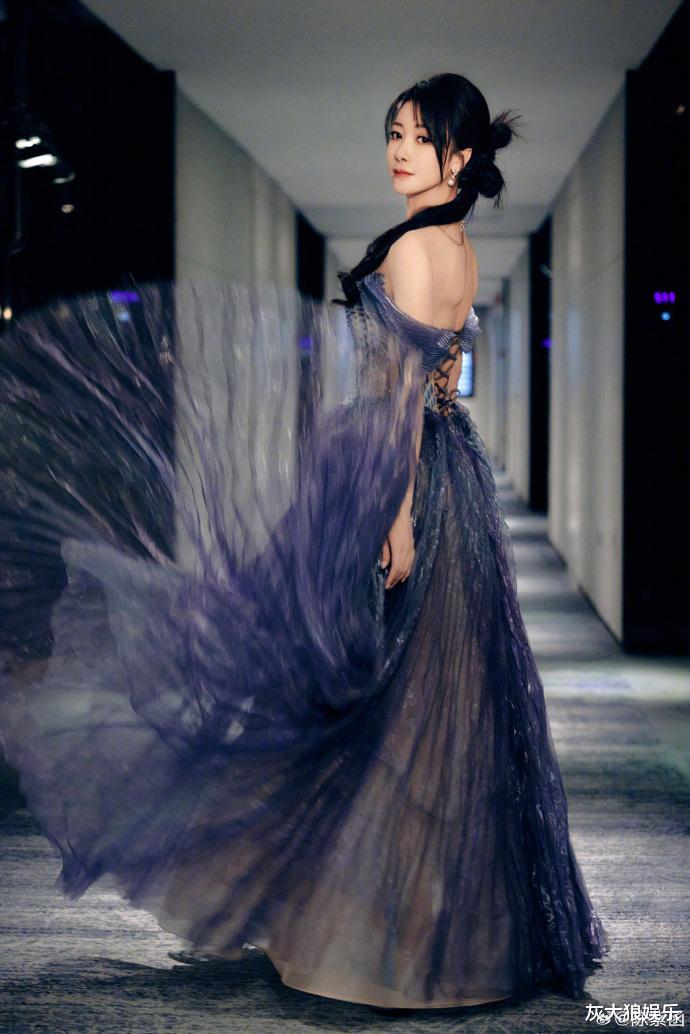 49岁陈紫函“紫色深V人鱼姬”，越熟越性感，珠圆玉润太美了