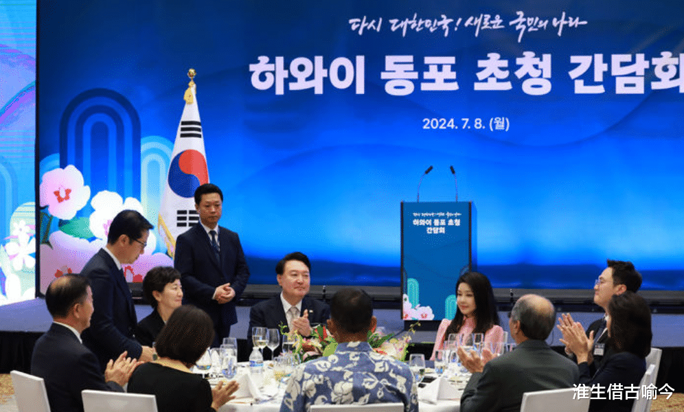 52岁韩国第一夫人出访，穿粉衣白裙扮嫩，一张“整容脸”更美了