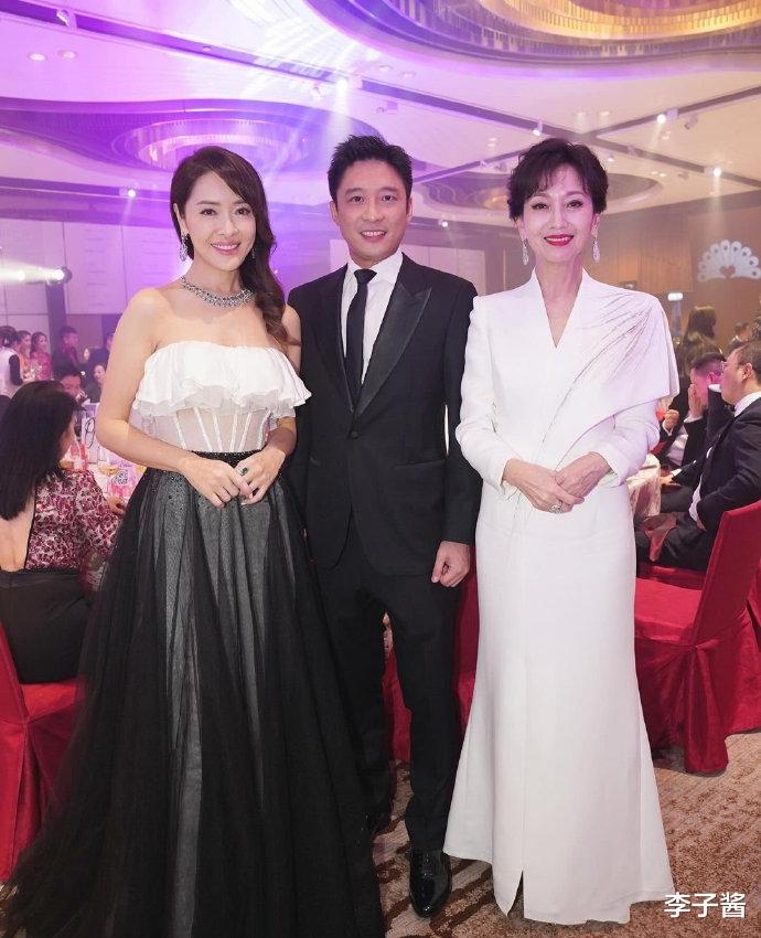 港姐朱玲玲参加晚宴,帝王绿手镯和胸针抢镜,还和儿子霍启山同框