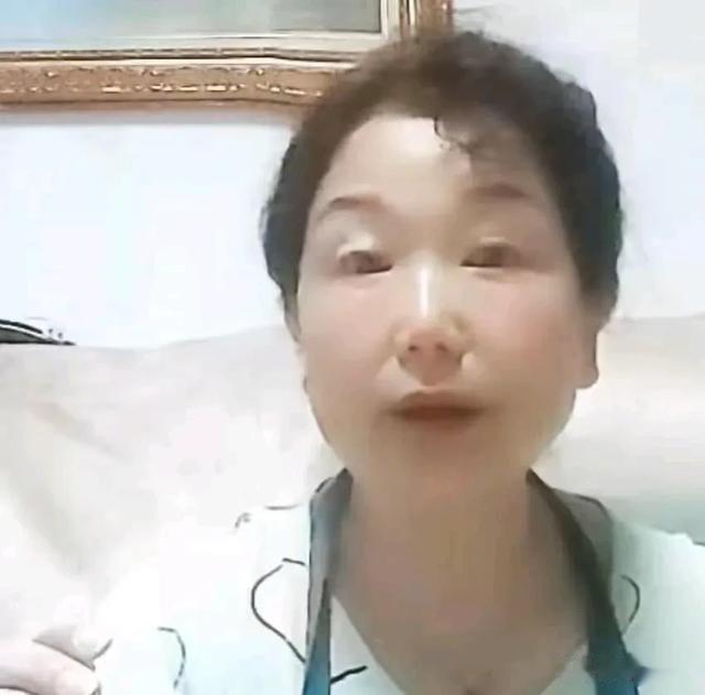 老杜让小熊住进郭威的婚房，婆媳开直播网友夸赞，老郭带孙子游泳