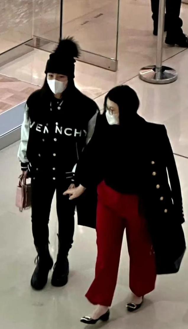 李湘王诗龄逛街被偶遇,母女人手一个爱马仕,俩人全身行头近60万