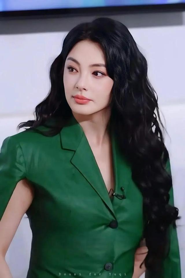 热搜第一！张雨绮暗曝于适和自己恋爱期间劈腿，第三者身份被扒出