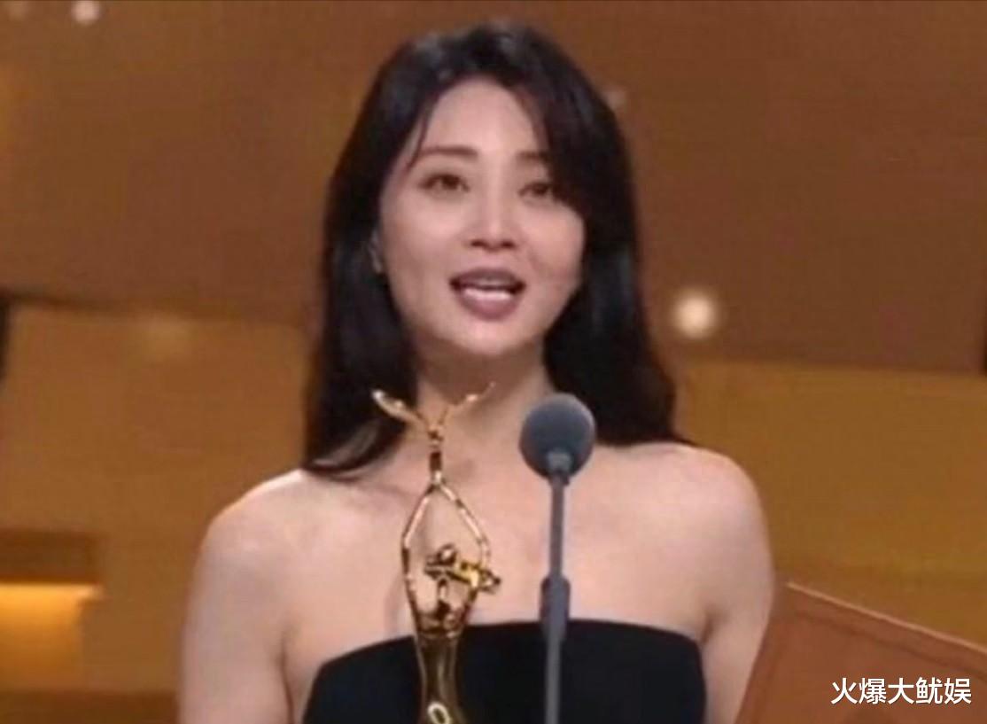 44岁殷桃与男友逛宜家，医生男友穿背心身材壮硕，主动喂桃姐吃饭