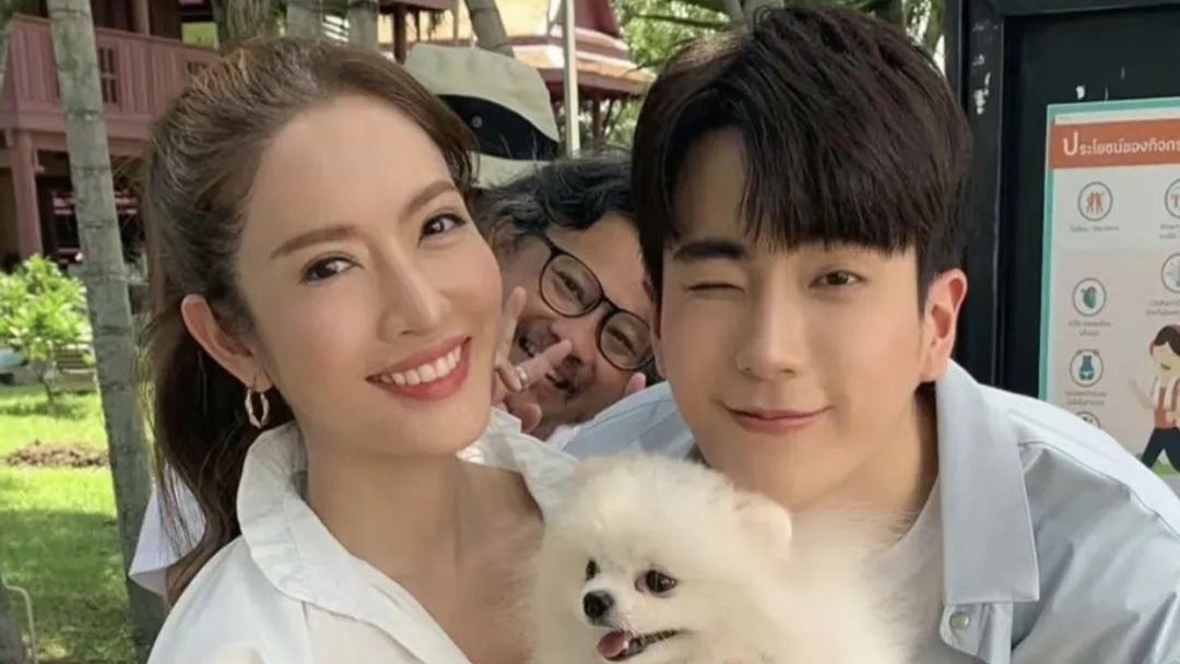 离开豪门后，她被小16岁影帝男友宠上天