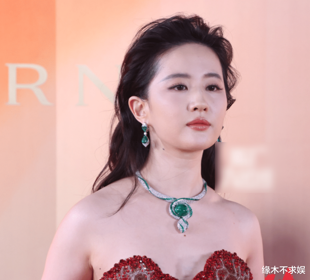 赵露思宝格丽生图嘘声一片，人瘦脸肿认不出，腋下太脏好尴尬！