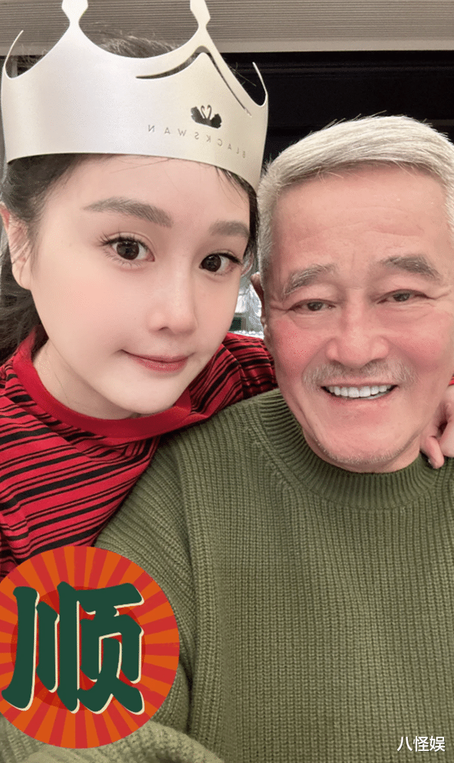 67岁赵本山美国被偶遇,一身名牌打扮好潮,与粉丝合影一脸假笑