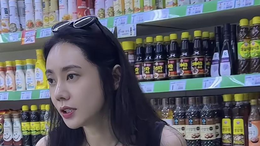 秋瓷炫带儿子逛韩国超市，母子俩互夸中文，6岁大海贴心懂事