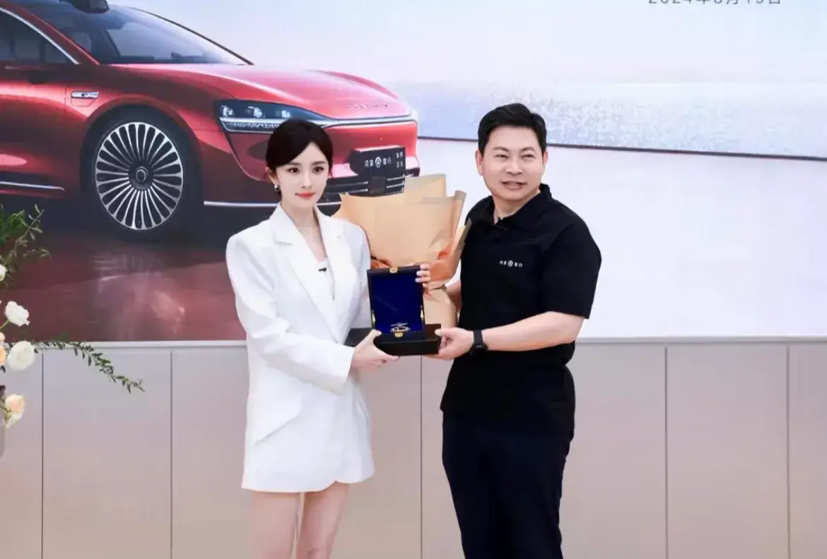 笑麻了！余承东与杨幂合影尴尬不已，手里的鲜花不知道该放哪