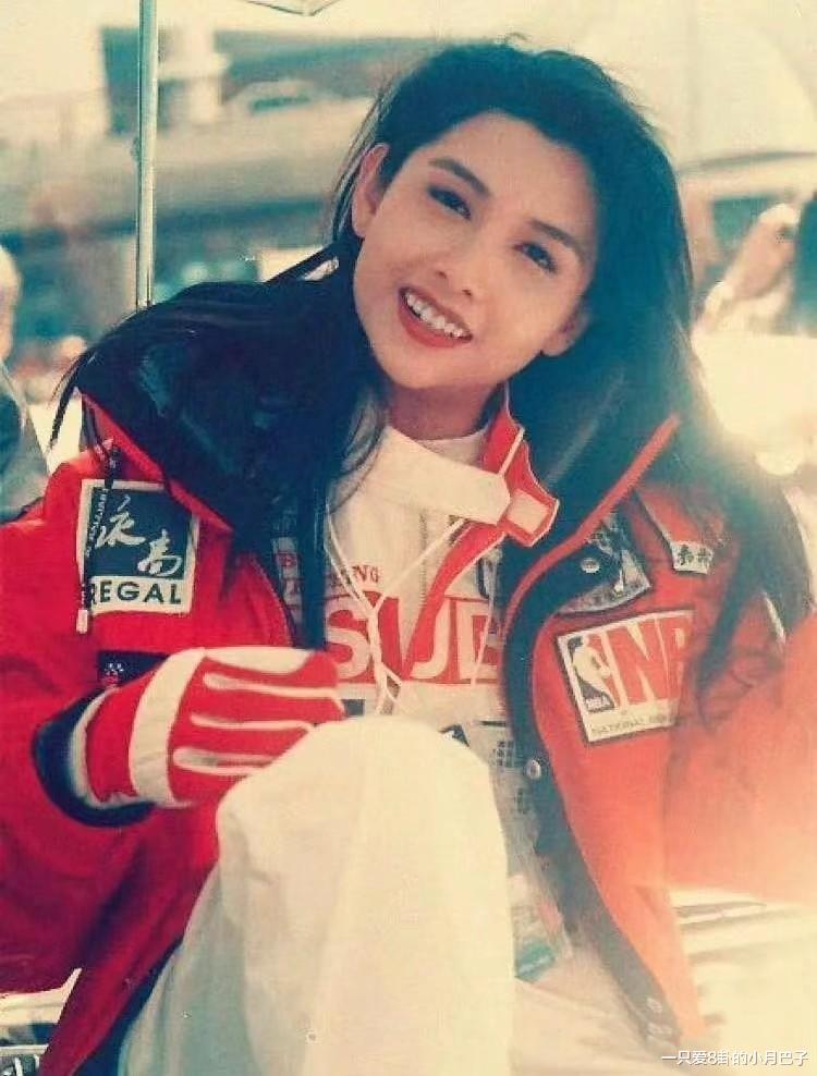 成龙上辈子肯定是拯救了地球，那么多美女环绕在他身边，替他开车！