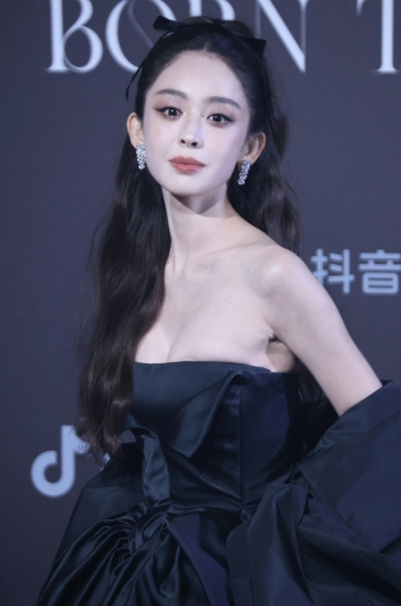 古力娜扎的腿,戚薇的肩,李一桐深V,女星们的性感,终于不藏了