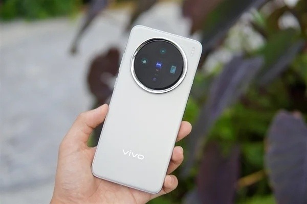 標(biāo)配超聲波指紋和無(wú)線充，疑似vivo X200s和mini迭代款樣板機(jī)曝光