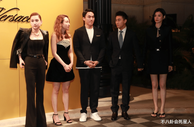 一张大合照看出赌王家族地位，何超琼四太都要让位，站C位的是她