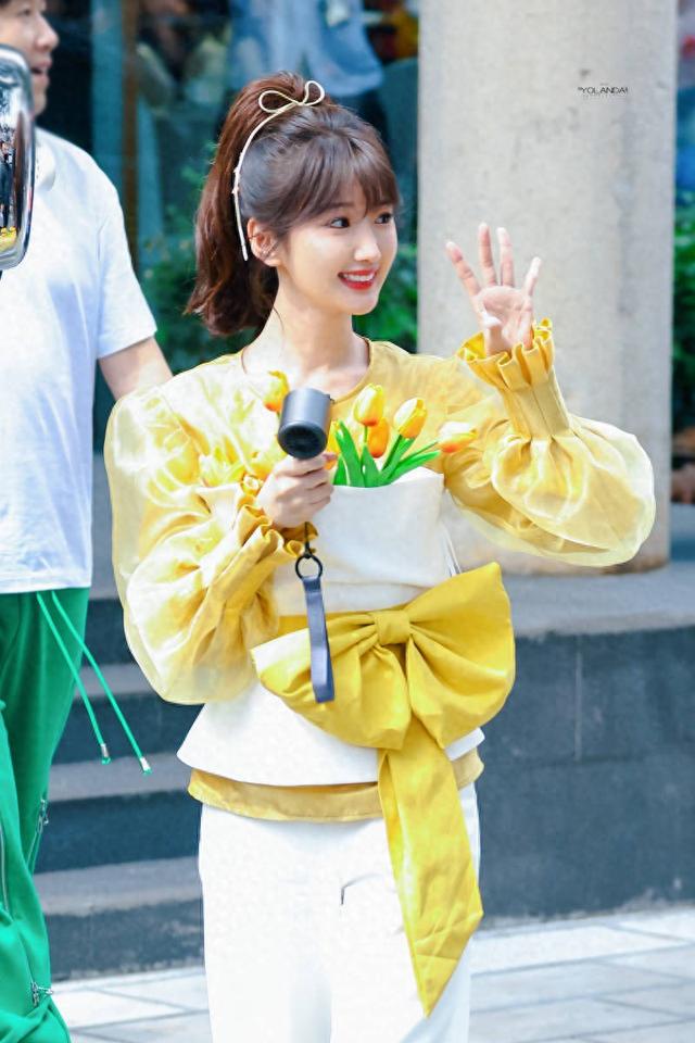 36岁毛晓彤路透图流出,穿嫩黄色胸前还插7朵花,少女都没她嫩!