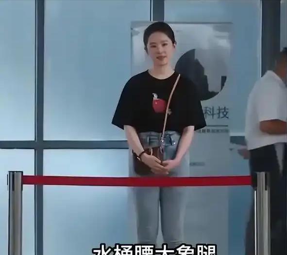 女明星离开精修,没有一双腿是细的,看到最后一位我不厚道地笑了