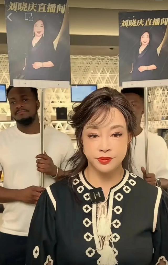 刘晓庆撸串被拍,摘了假发不掩饰衰老,大胆露出额头自然又自信!