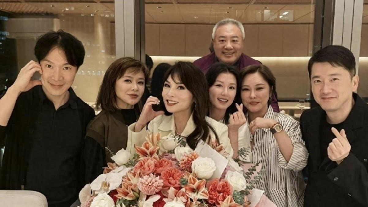 关之琳为顶级名媛庆生，与70岁前任合照相处融洽，前任女友也在场