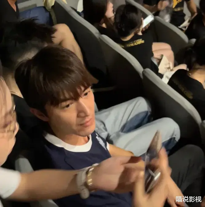 36岁林更新现身校园,憔悴暴瘦模样大变,手臂比别的女演员都要细