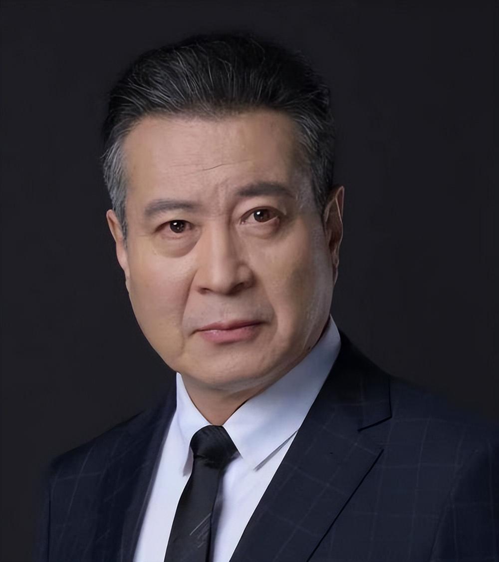 他是国家一级演员,娶恩师女儿为妻,生下双胞胎儿子成他最大骄傲