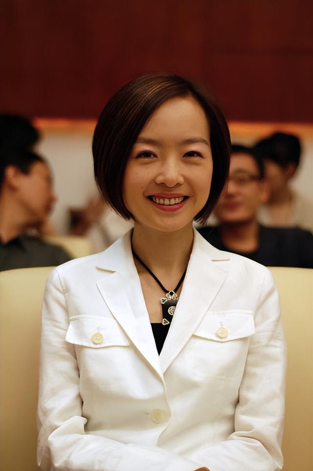 “央视一姐”到“查无此人”,54岁的鲁豫,终还是走到今天这步