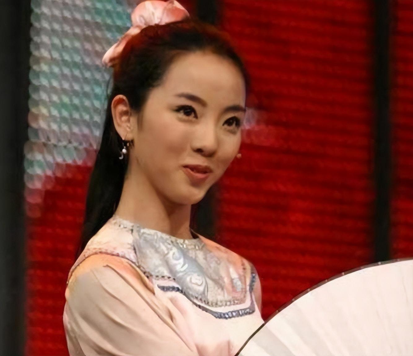 离婚|“央视才女”李思思九次上春晚与初恋结婚生2胎，这才是人生赢家
