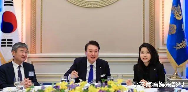 韩国第一夫人这一次放大招了，出席韩非晚宴美翻，绿裙马尾美翻了