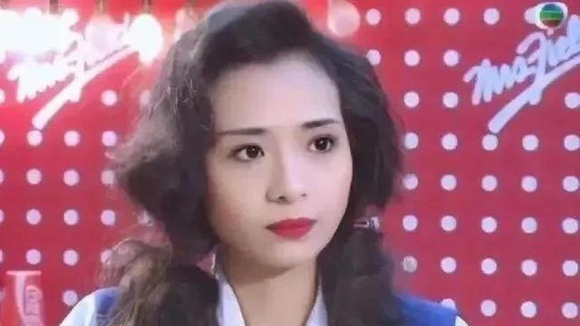 57岁叶子楣现身走红毯，曾为乳房买190万保险，如今身材依旧傲人