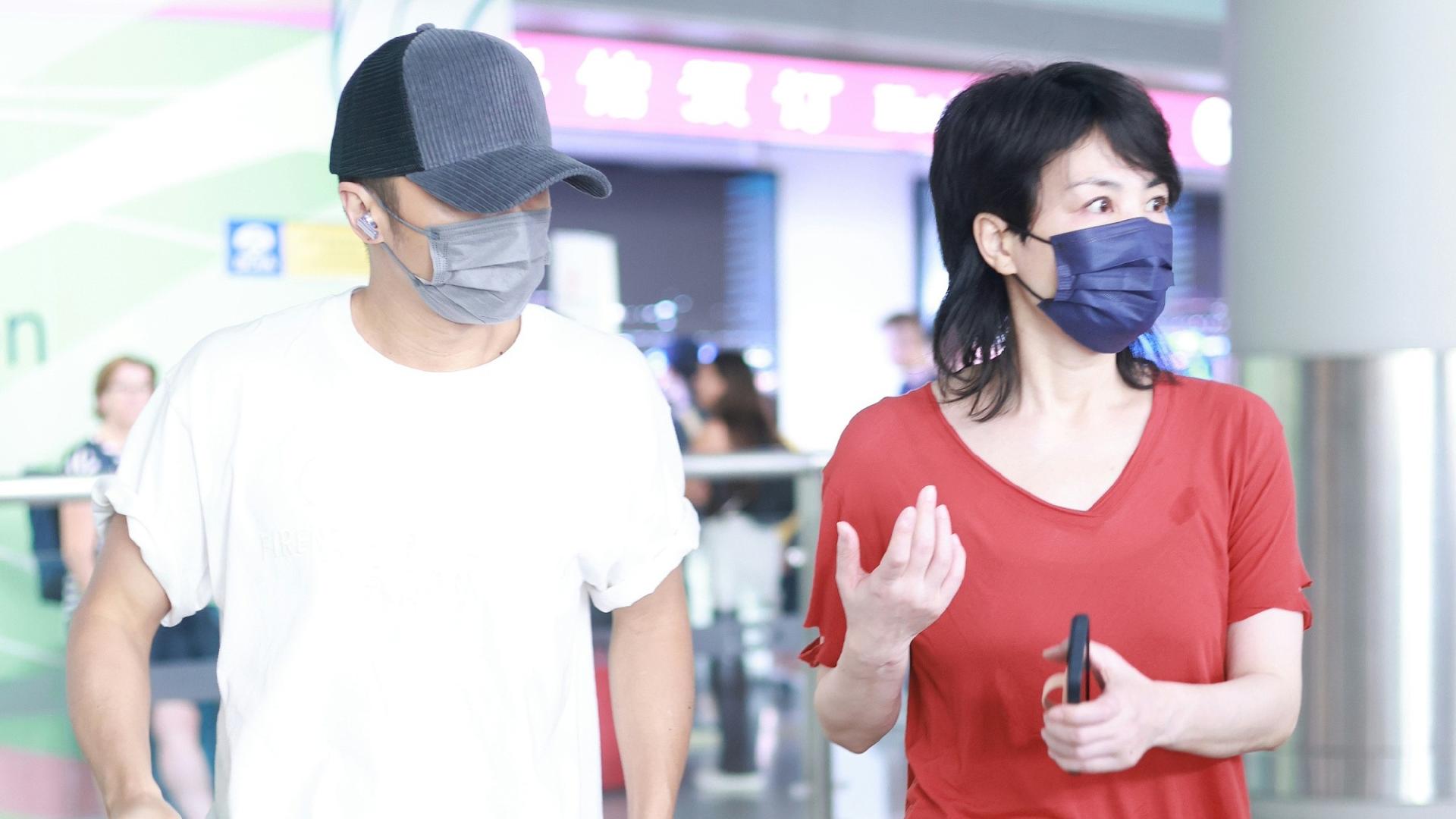 谢霆锋王菲罕秀恩爱，自然将手搭在女方腿上，皮肤白皙少女味十足