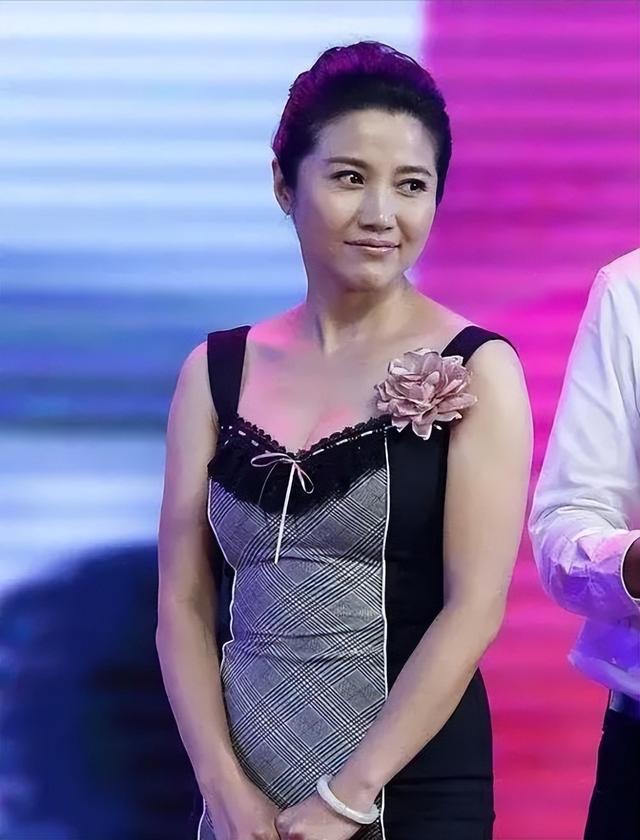 52岁的颜丙燕是丰腴的美，仪态万千的美。（附小视频，高清美图）