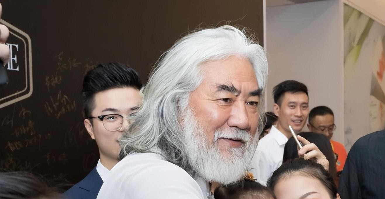 73岁的张纪中与小娇妻雪中拥吻,一把年纪了不害臊,真是宝刀未老