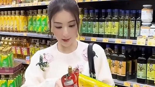 方媛低调逛超市，7岁大女儿贴心帮忙提袋，母女俩像极了姐妹！