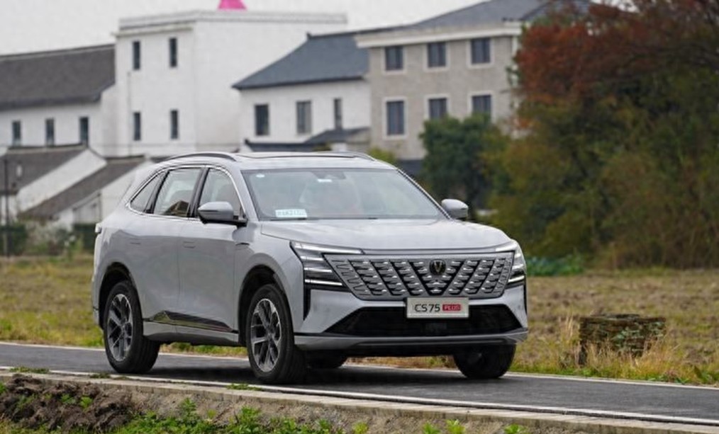 CS75PLUS热销：月销3.1万辆、配置升级，市场表现抢眼