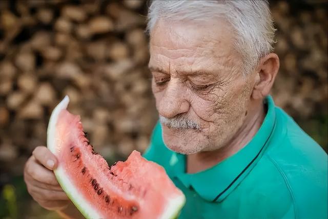 年纪大了饭量要注意？医生忠告：夏季来临，吃饭这几点一定多注意