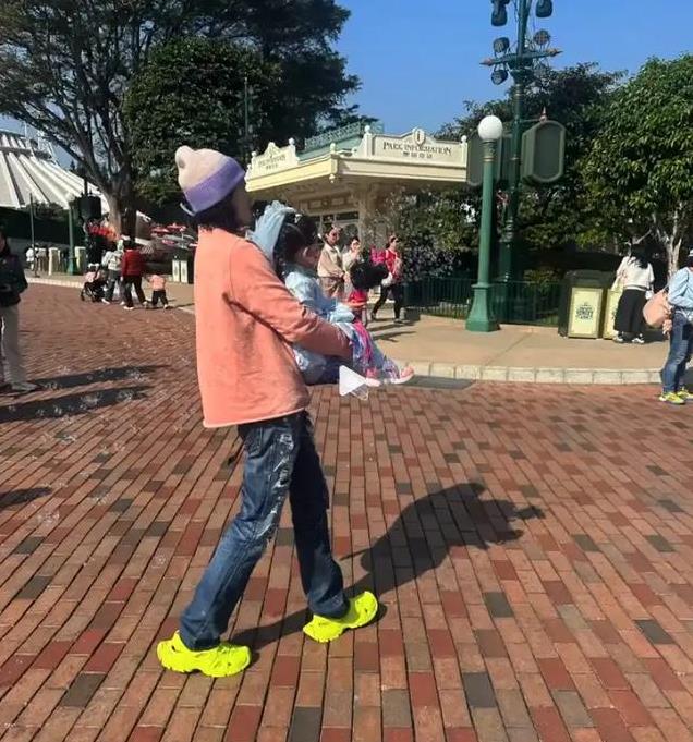 郭碧婷一家四口出游，向佐穿搭比老婆还粉嫩，二胎儿子长发抢镜