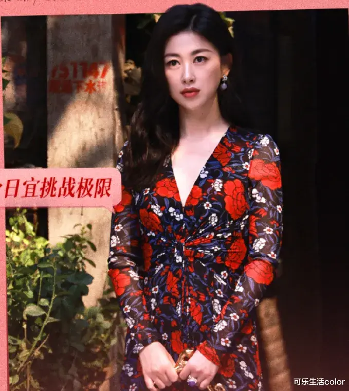 顶级名媛摆地摊？为爱放弃事业，曾放言唔忧嫁！三个靓女一齐做“换装骚”，被赞靓爆镜～