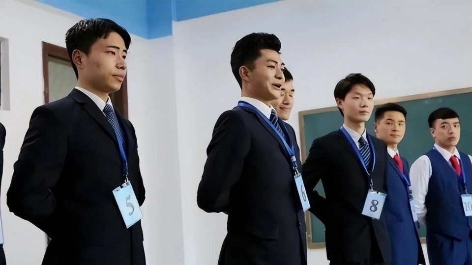 面试官：3分钟内怎么把你的衣服推销给我？00后神回复，当场录用