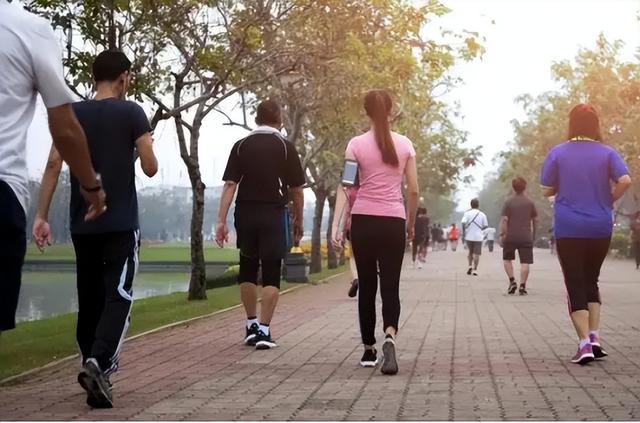 高血脂与睡觉有关?医生多次强调:高血脂人,睡觉切记“2不要”