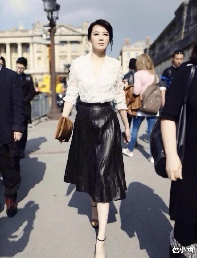 55岁许晴太显年轻!穿粉色连衣裙去度假,剪了齐肩短发嫩得像24岁