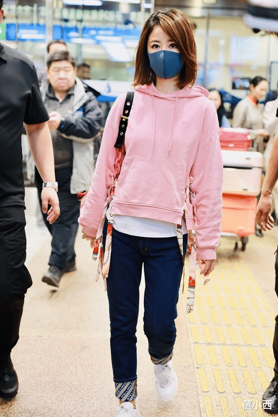 48岁林心如的素颜照曝光!穿黑西装扎双麻花辫走机场,像个小姑娘